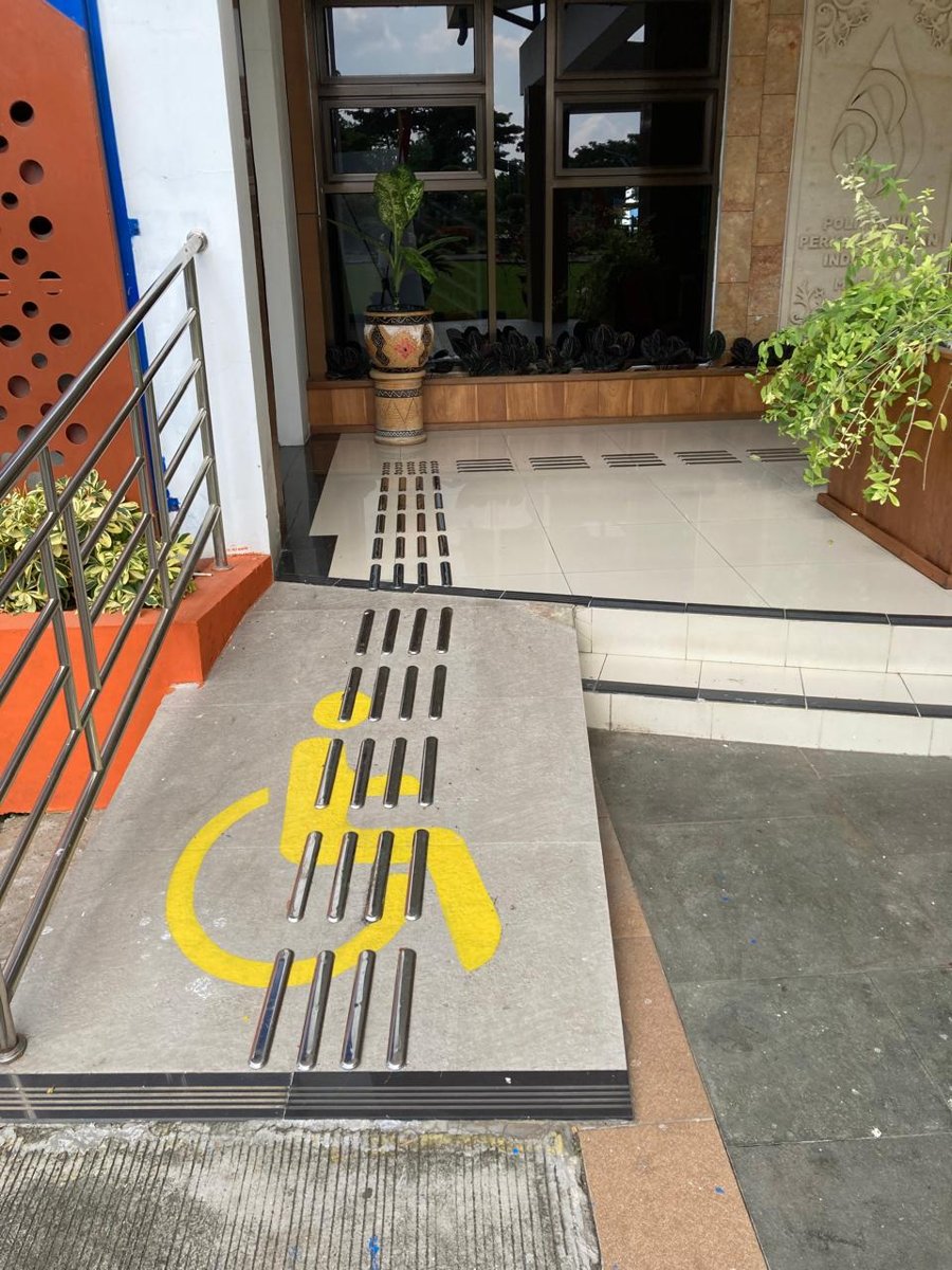 Guiding blocks are provided within the campus area