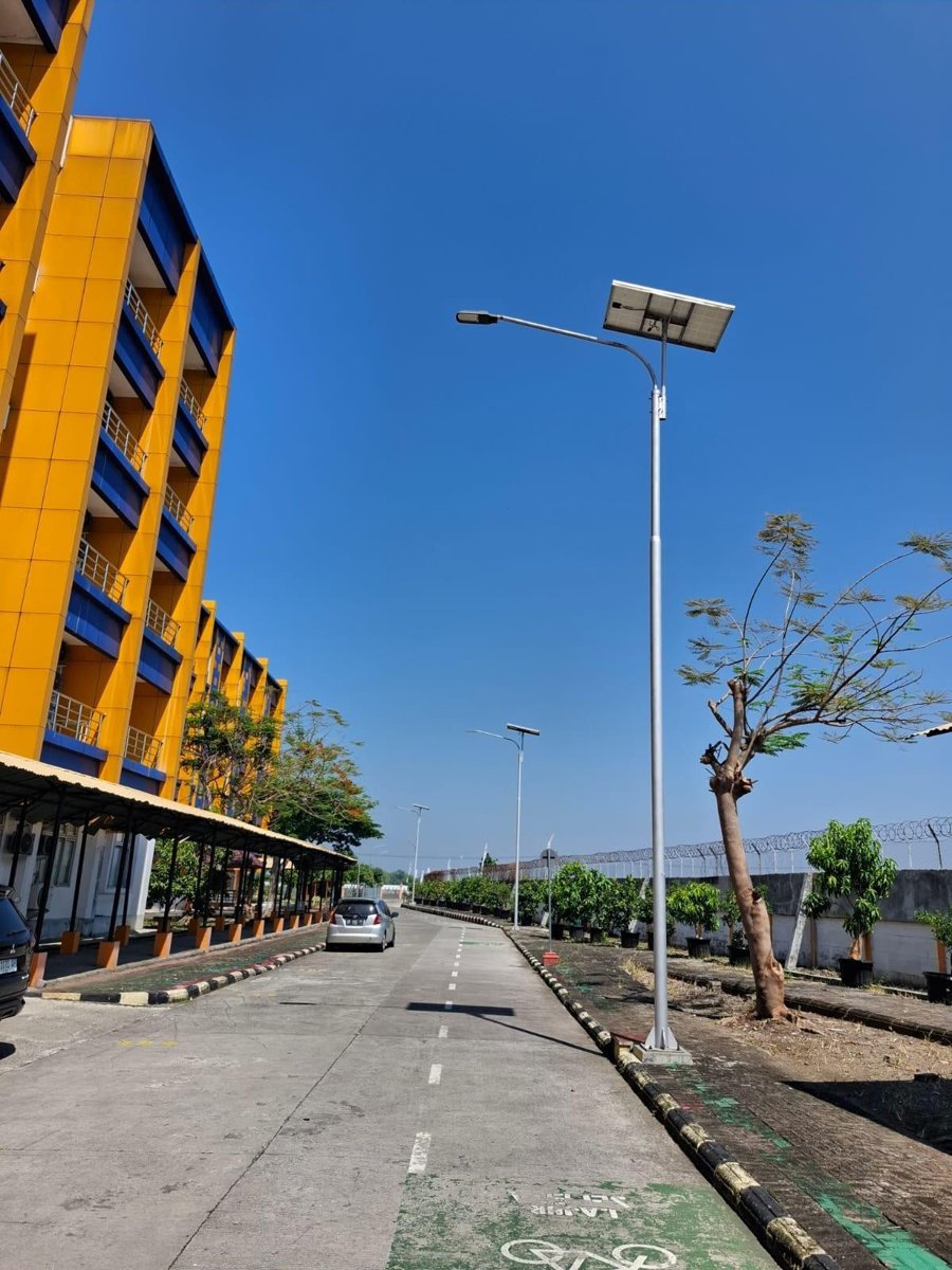 Solar panel pada lampu jalan